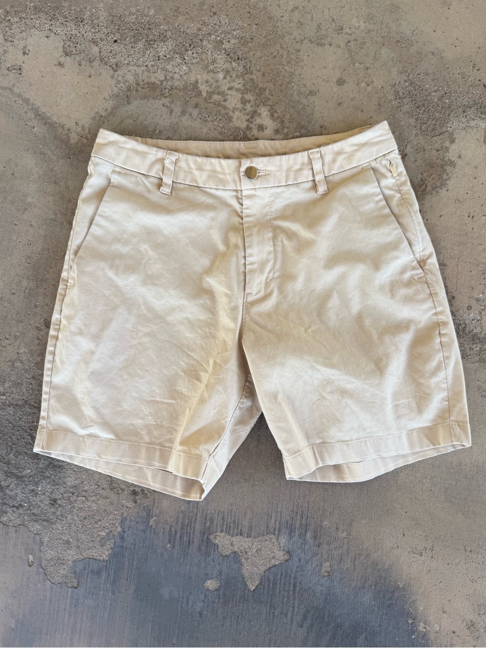 Lululemon Commission Shorts 9” – Men’s Size 31 – Cream/Khaki